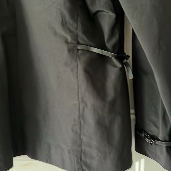 A Go to Short jacket, size 8, black,for fall or spring, tasteful leather accents - Picture 4 of 4